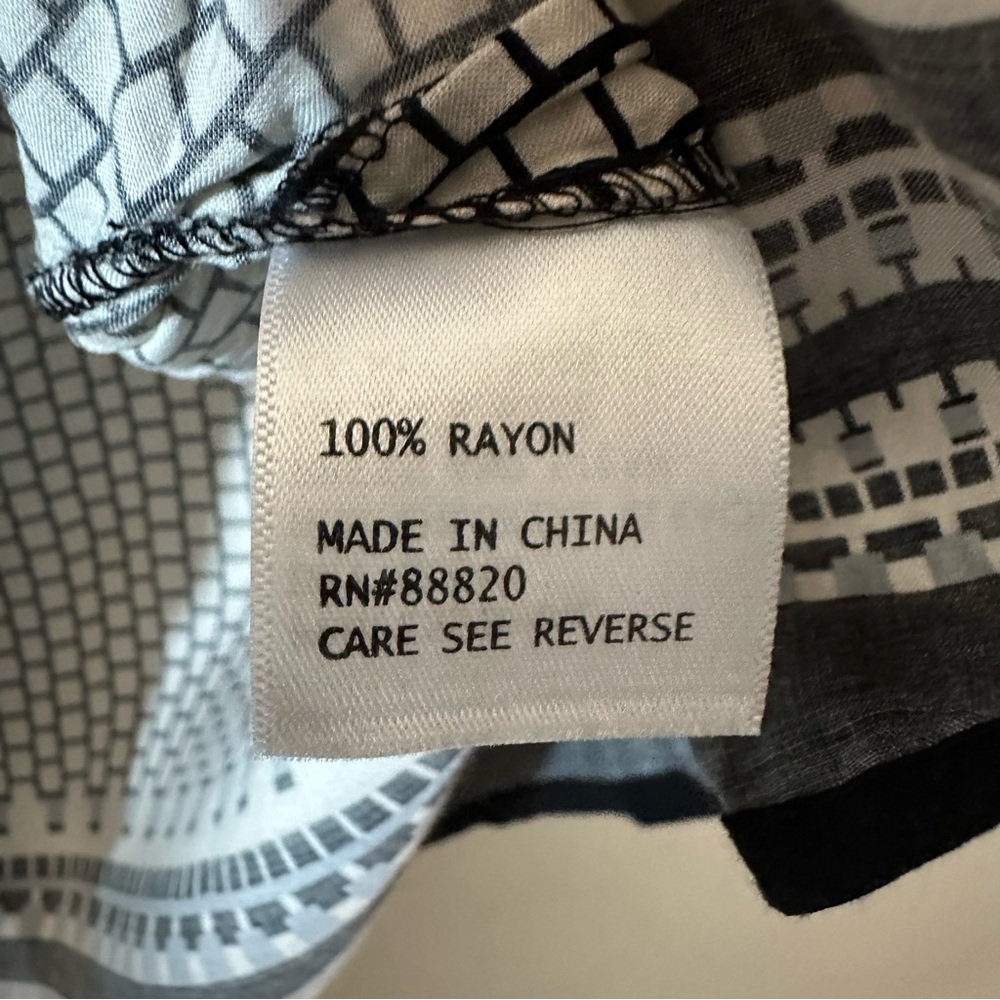 Cynthia Rowley Black and White Patterned Women's V-Neck Top Size Small - Picture 9 of 9